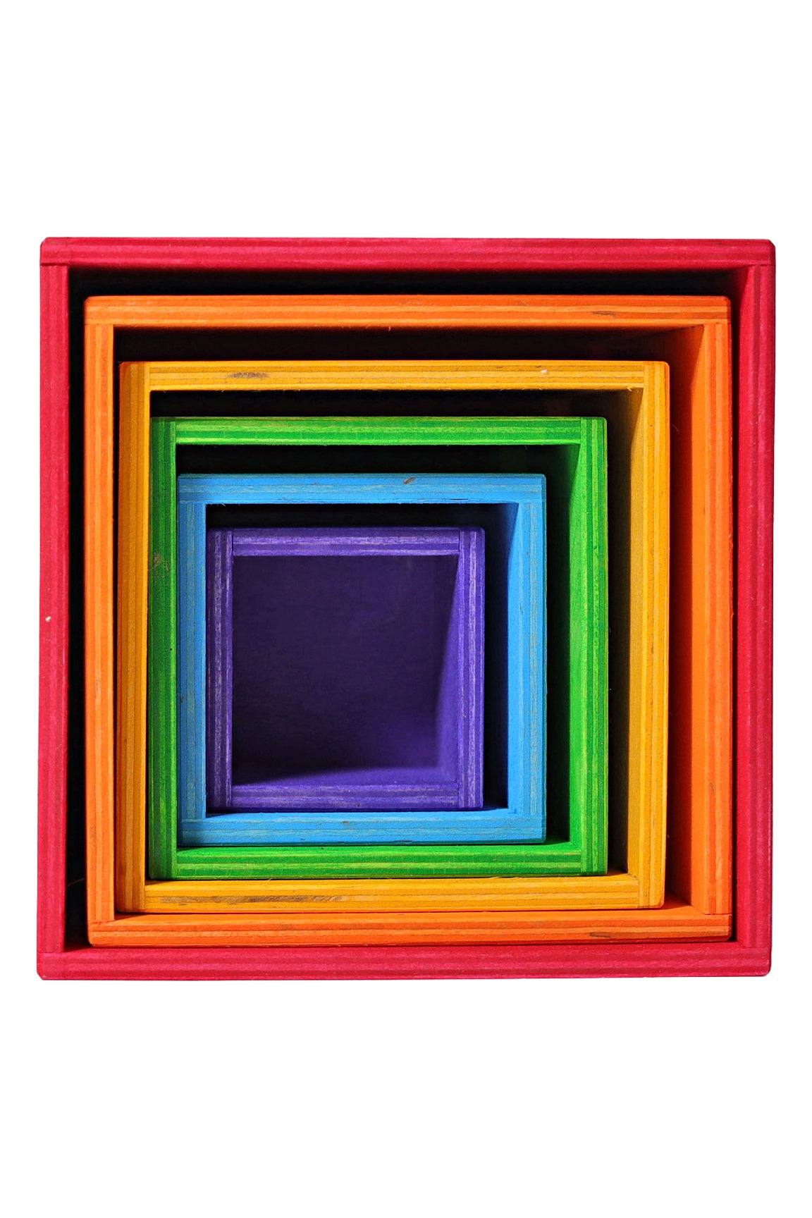 Großer Kistensatz Regenbogen von Grimms aus farbig lasiertem Speerholz, vielseitig zum Stapeln, Sortieren und Sammeln, 6 Teile, ab 2 Jahre