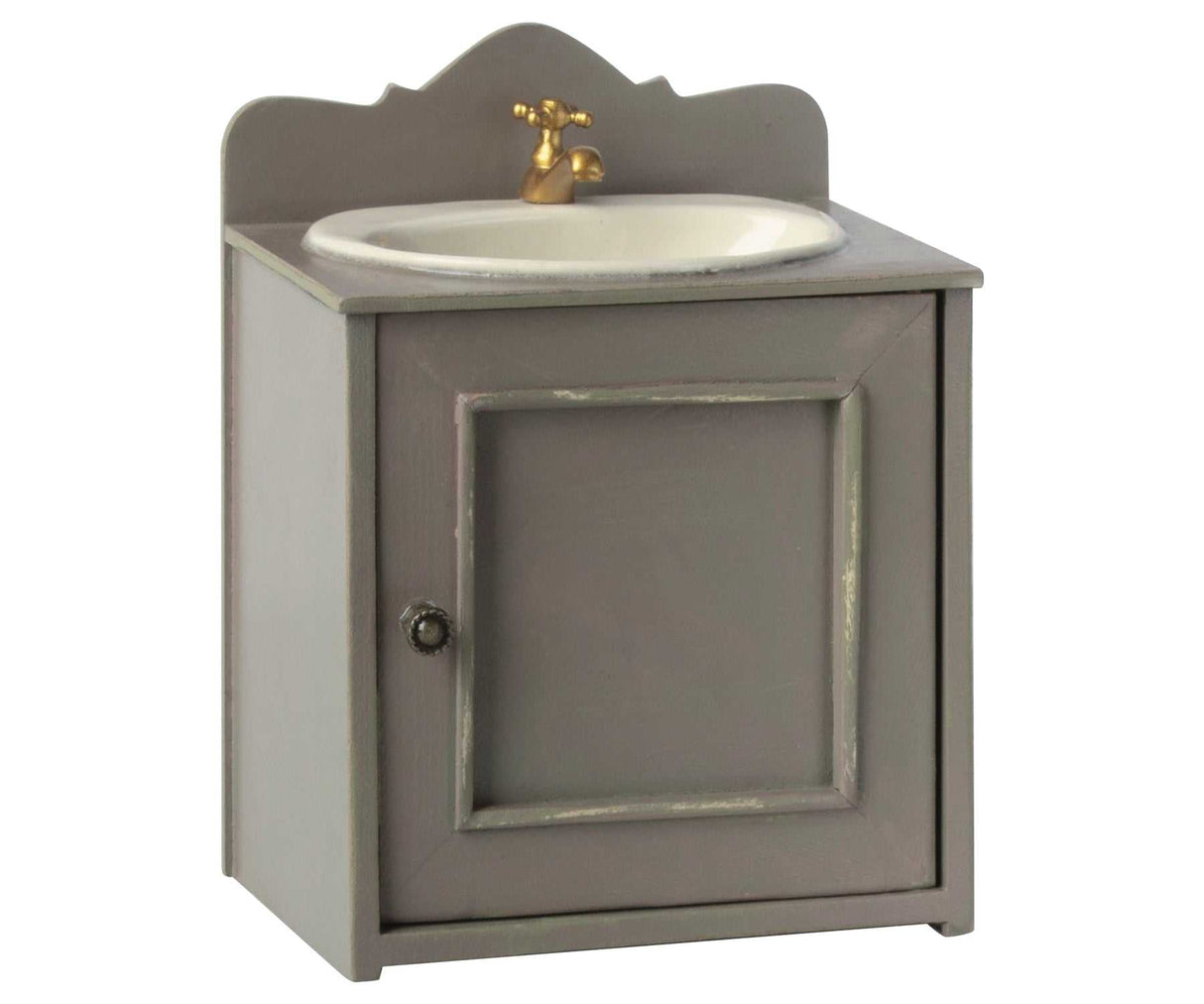 Maileg Puppenhaus Waschbeckenschrank mit vintage Metallwaschbecken und goldenem Wasserhahn im Holzschrank