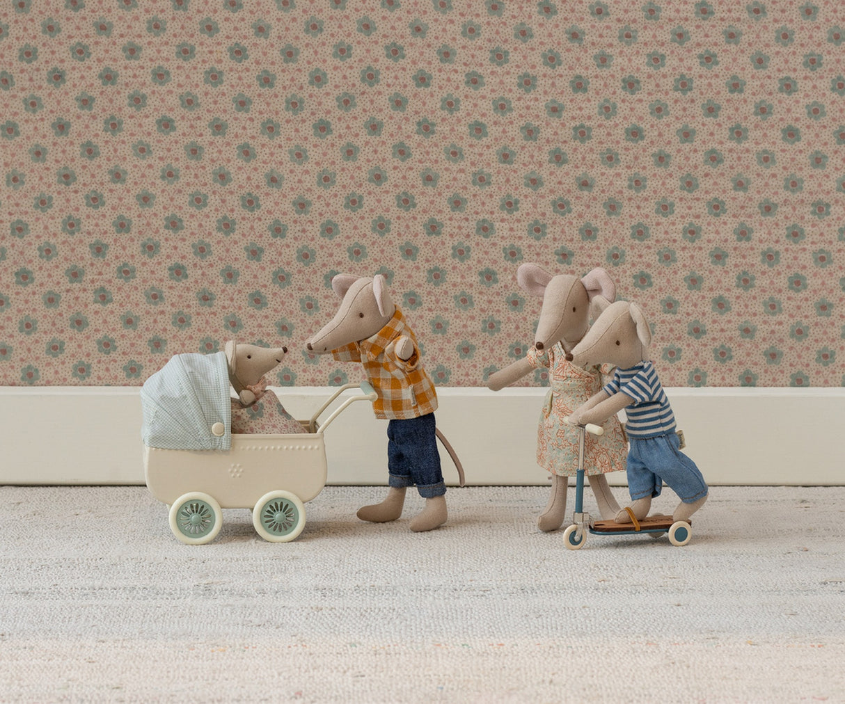 Kinderwagen mit Babymaus - Minze