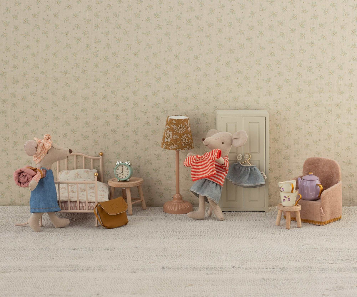 Strickpullover und Rock, Große Schwester Maus