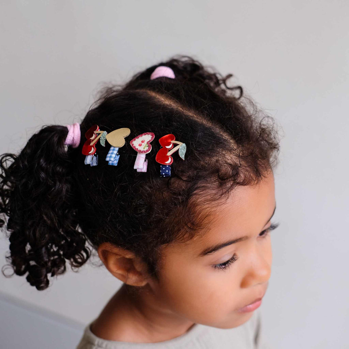 Mini Spangen mit roten Kirsch- und Herzchenclips aus Glitzer- und Metallstoff