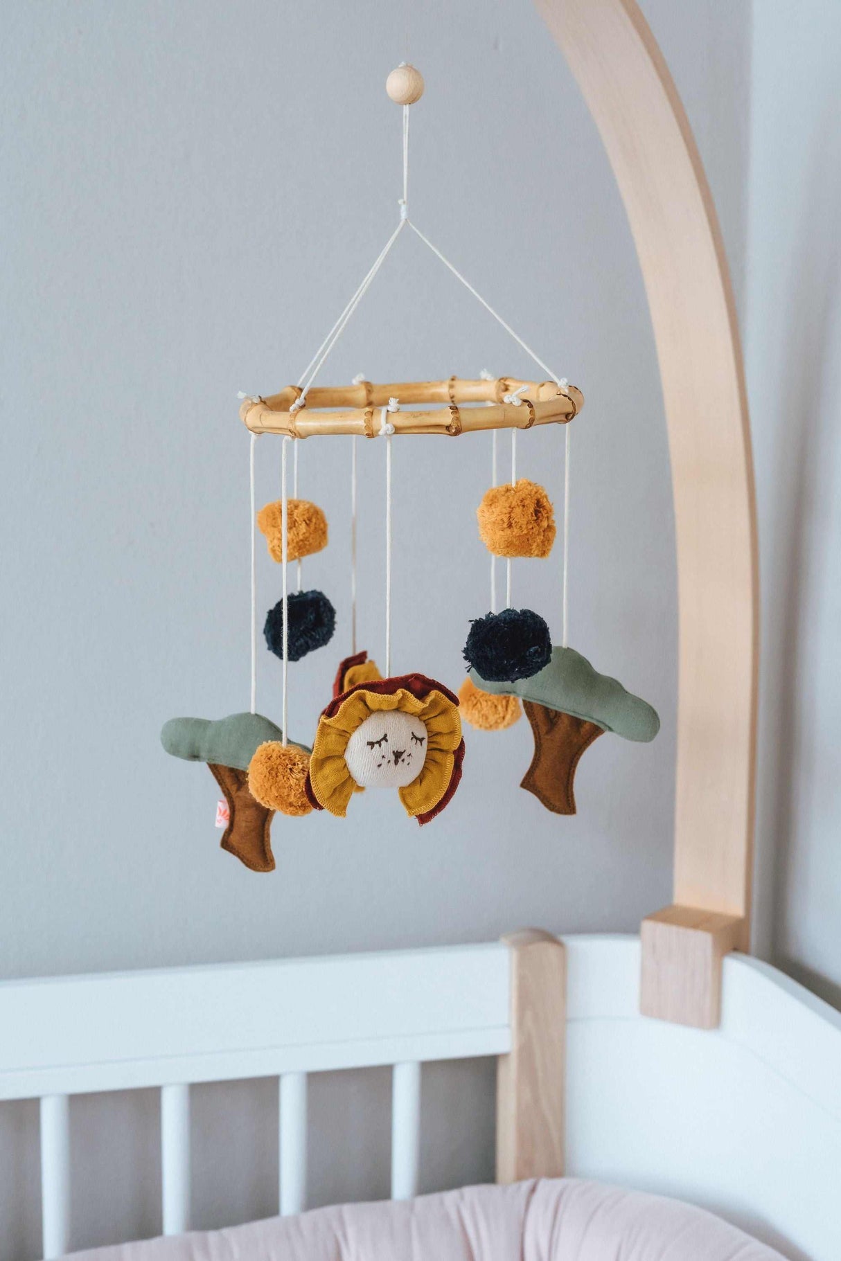 Mobile Löwe mit Holzring