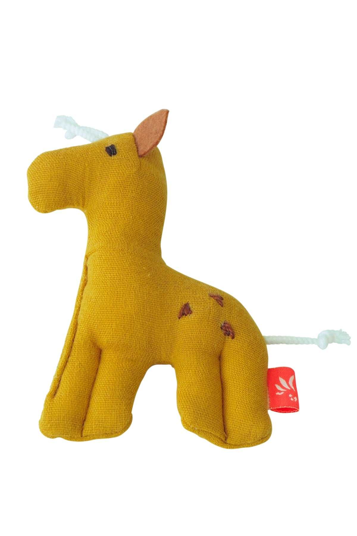 Kleine Rassel Giraffe Mustard aus 100% Biobaumwolle, handliche Baby-Rassel in GOTS-zertifizierter Qualität.