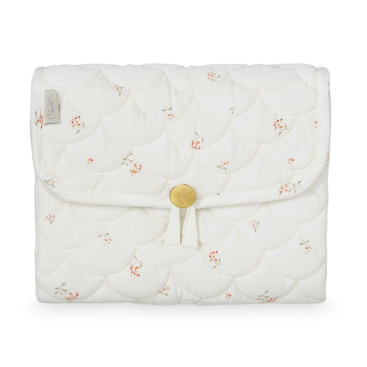 Beige Wickelunterlage Poppies von Cam Cam Copenhagen mit Wellenmuster und goldfarbenem Knopf, faltbar und wasserabweisend