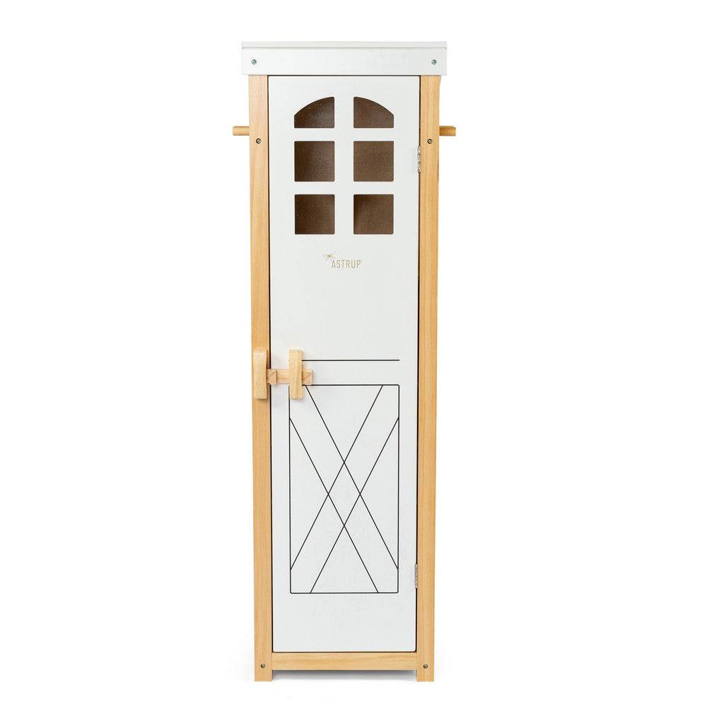 Pferdestall-Schrank aus FSC Holz mit Einlegeböden und Haken für Pferde-Accessoires im Stalltür-Design