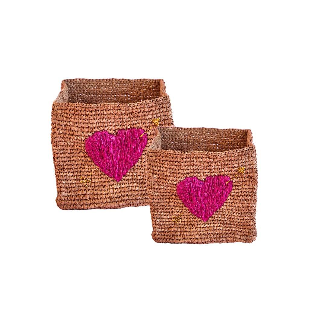 Bastkörbe 2er Set aus handgefertigtem Raffia Bast mit Herzstickerei, leichte und zarte Flechtkörbe in zwei Größen, vielseitig einsetzbar