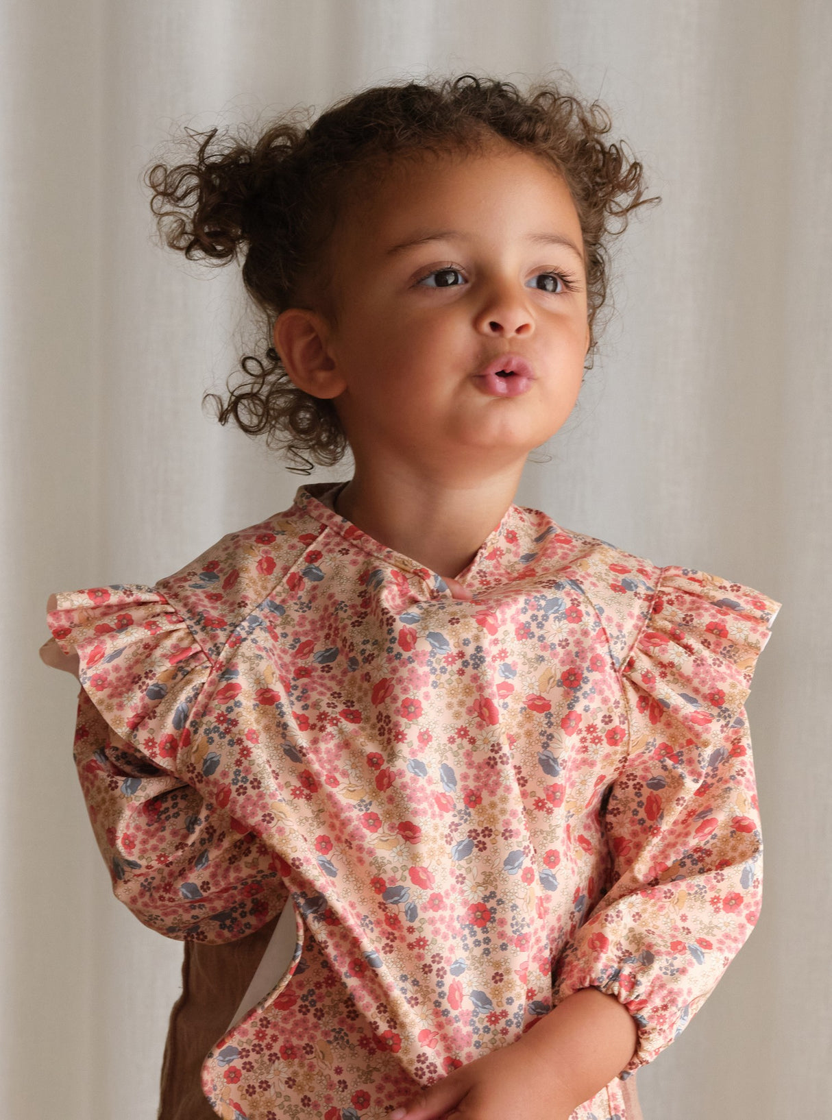 Lätzchen mit Ärmel/ Villetta Almond