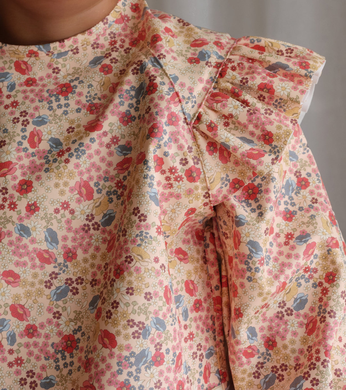 Lätzchen mit Ärmel/ Villetta Almond