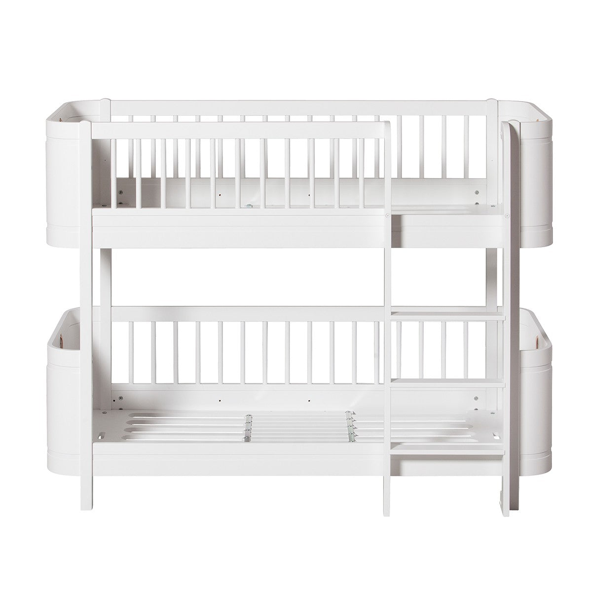 weißes halbhohes Etagenbett Mini+ von Oliver Furniture im Kinderzimmer mit Leiter rechts und Rausfallschutz