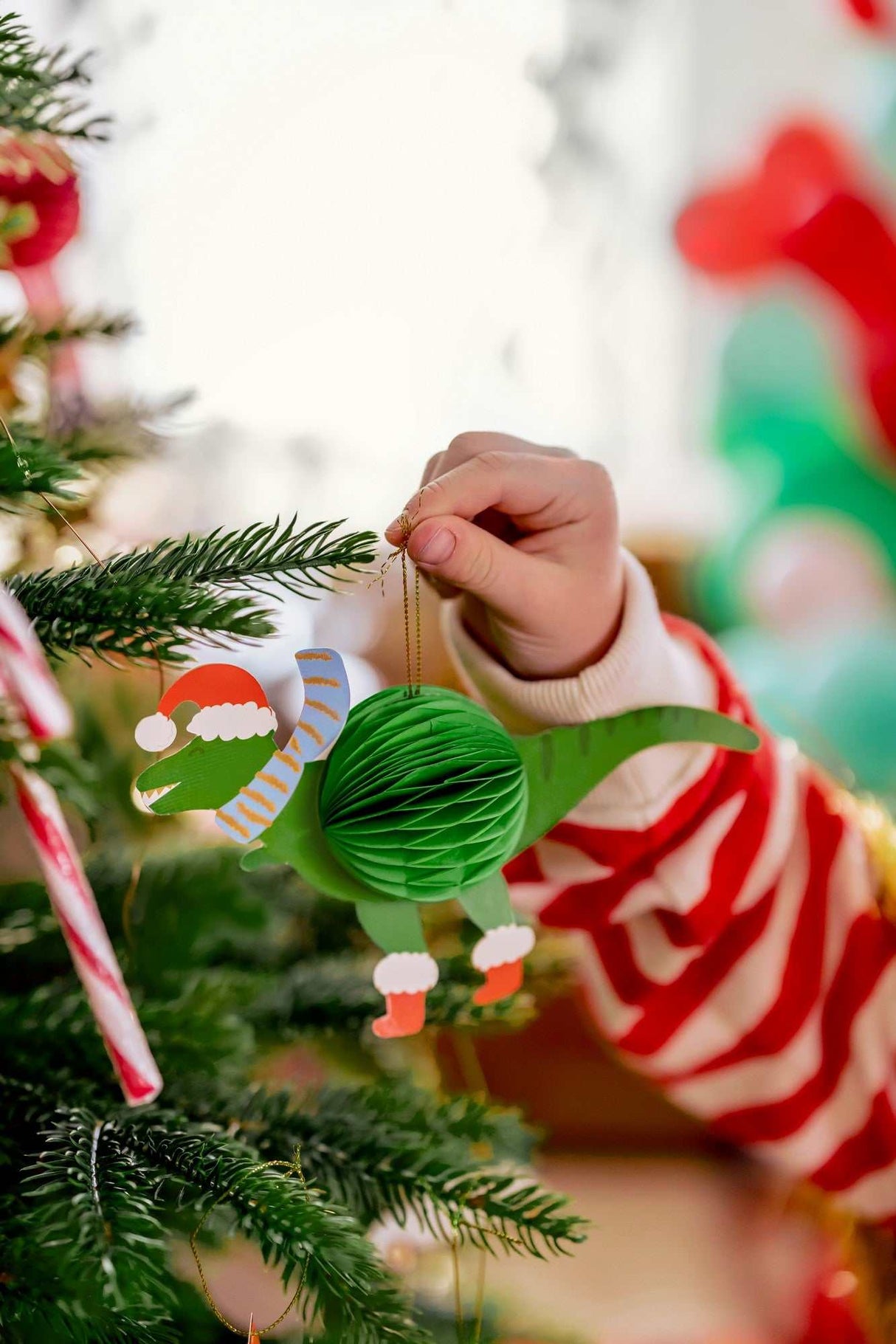 Papierkugeln mit Weihnachtsmotiven