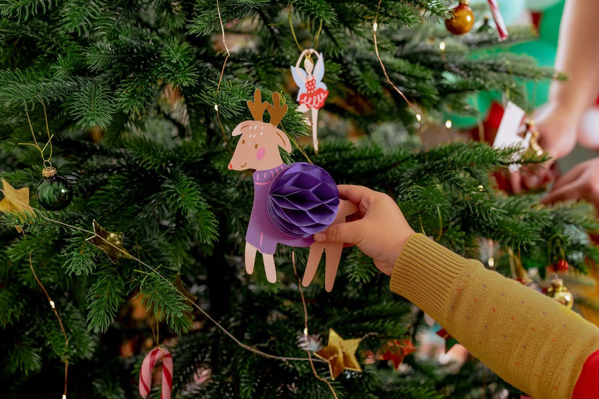 Papierkugeln mit Weihnachtsmotiven