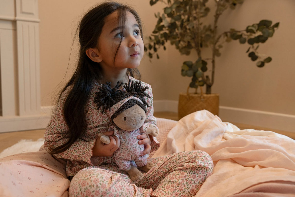 Stoffpuppe Evi im Körbchen