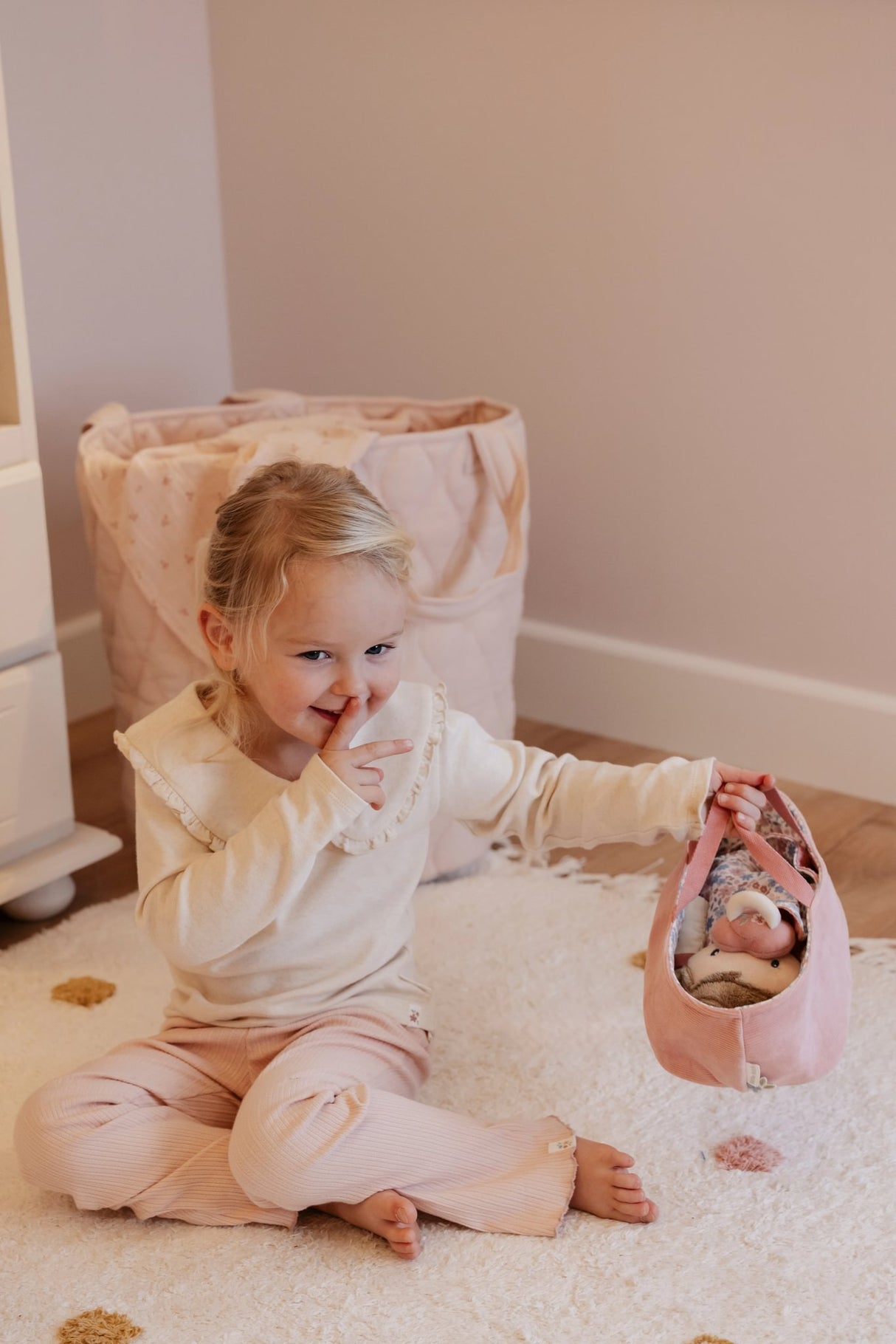 Stoffpuppe Rosa im Körbchen