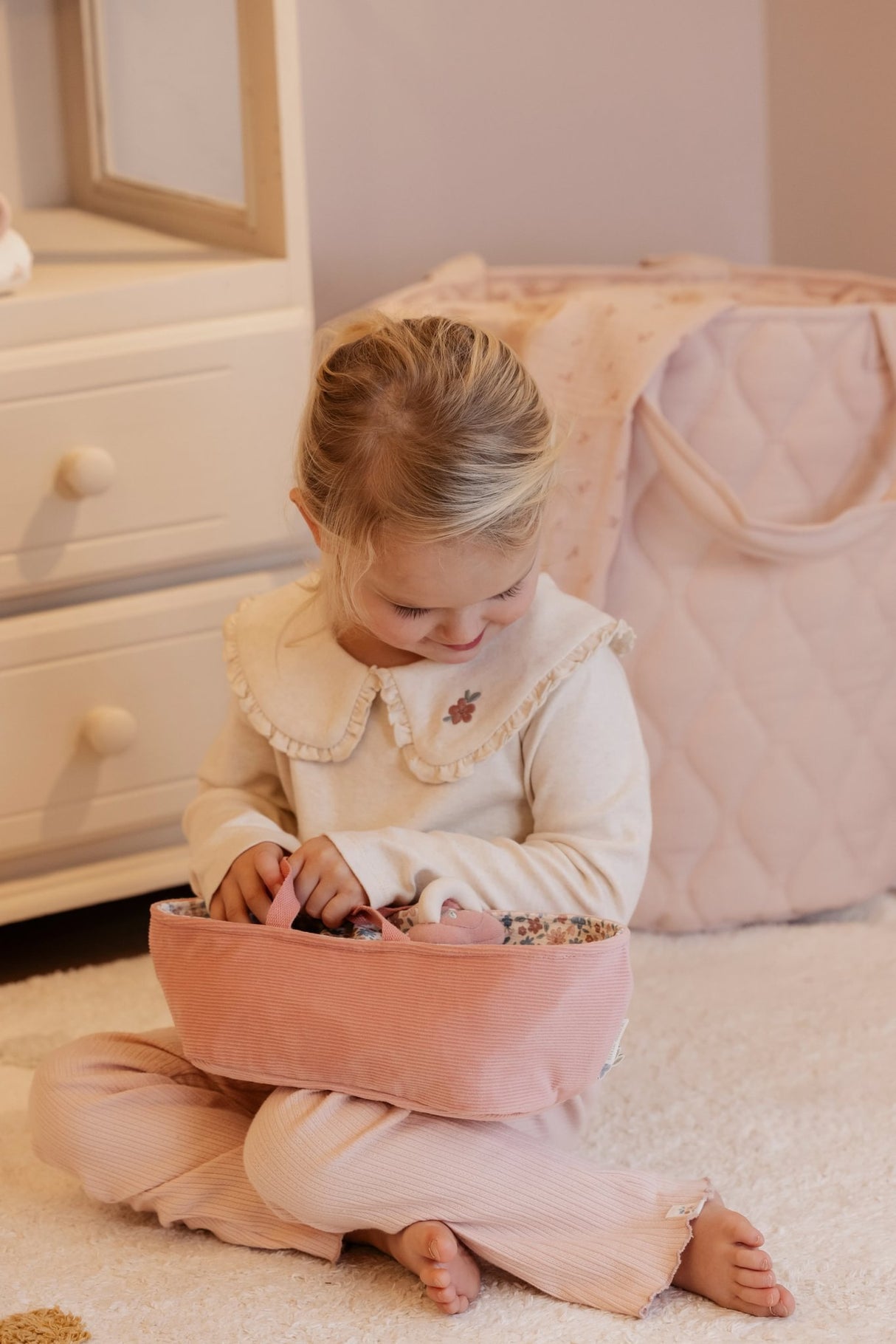 Stoffpuppe Rosa im Körbchen