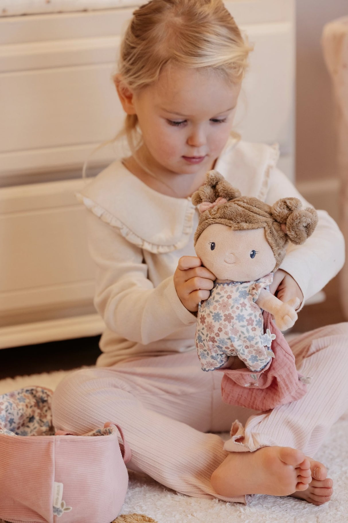 Stoffpuppe Rosa im Körbchen