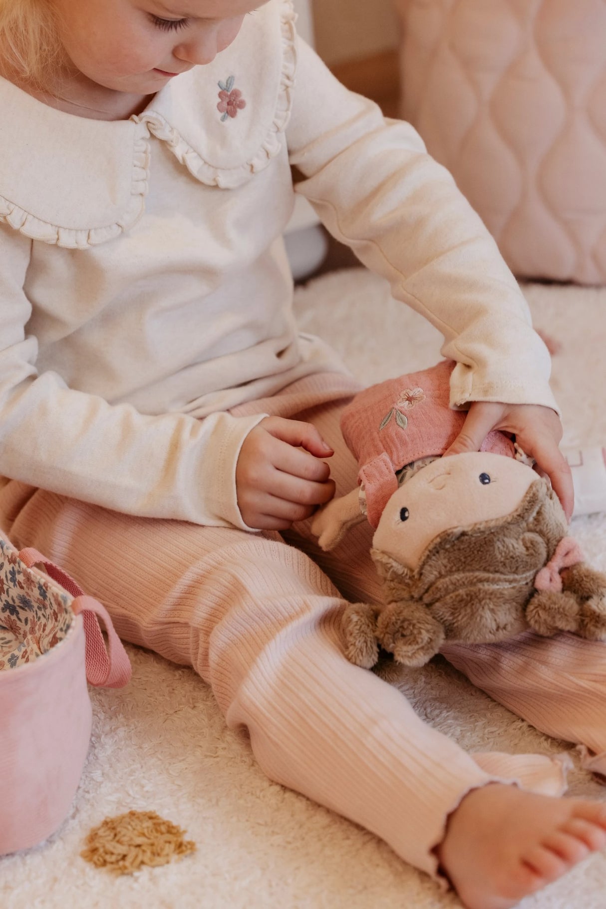 Stoffpuppe Rosa im Körbchen