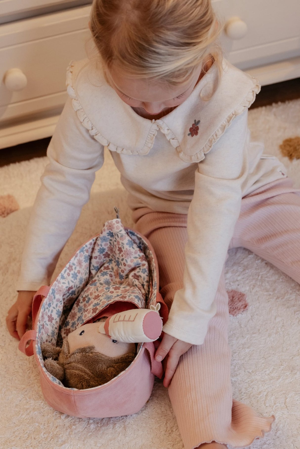 Stoffpuppe Rosa im Körbchen