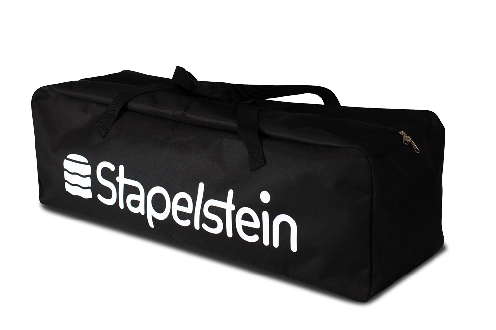 Schwarze Stapelstein Tasche mit Tragegriffen und weißem Logo, zum Transport von bis zu 12 Stapelsteinen, auch als Rucksack nutzbar.