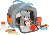 Katze mit Tasche und Pflege-Set