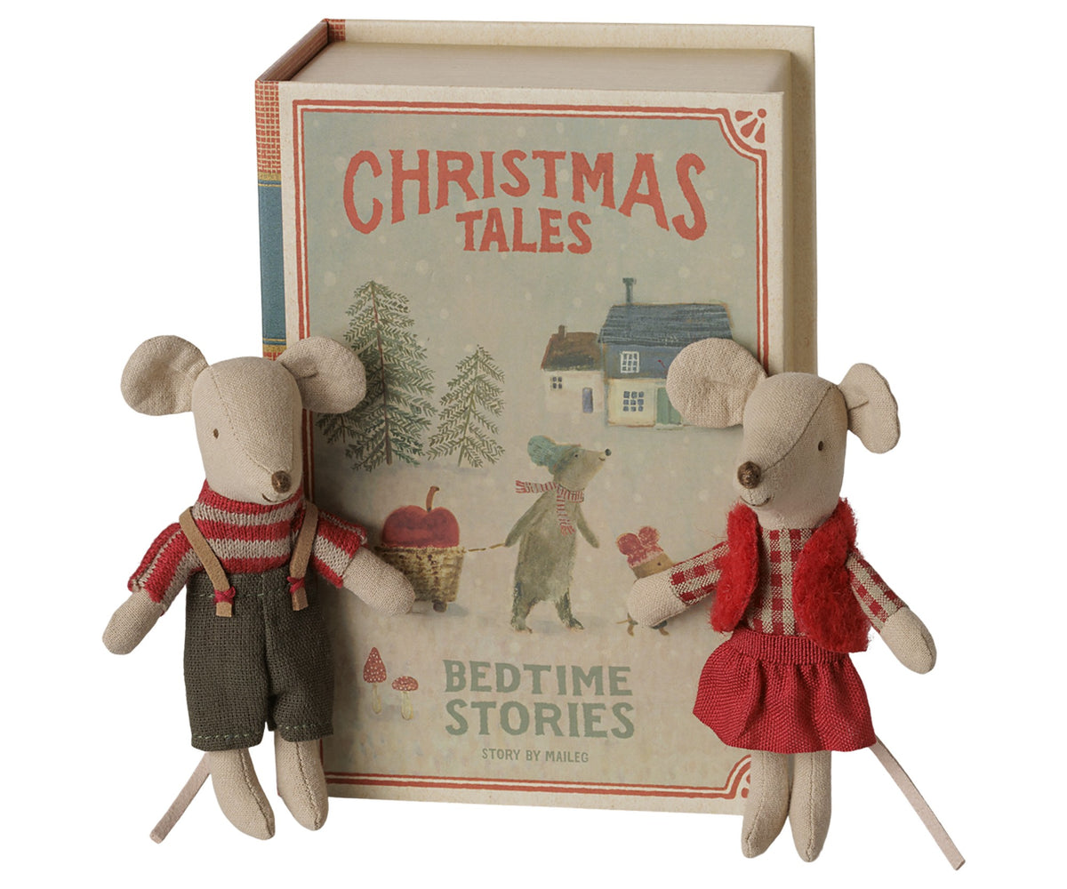 Weihnachts-Zwillingsmäuse, kleine Schwester und Bruder im Buch