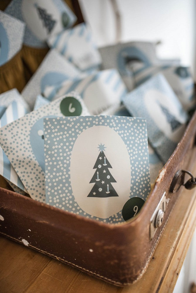 Papiergeschenktüten klein Tannenbaum und NikolausAva & YvesPapiergeschenktüten klein Tannenbaum und Nikolauskorbmayer. ganz besonders. für kinder.