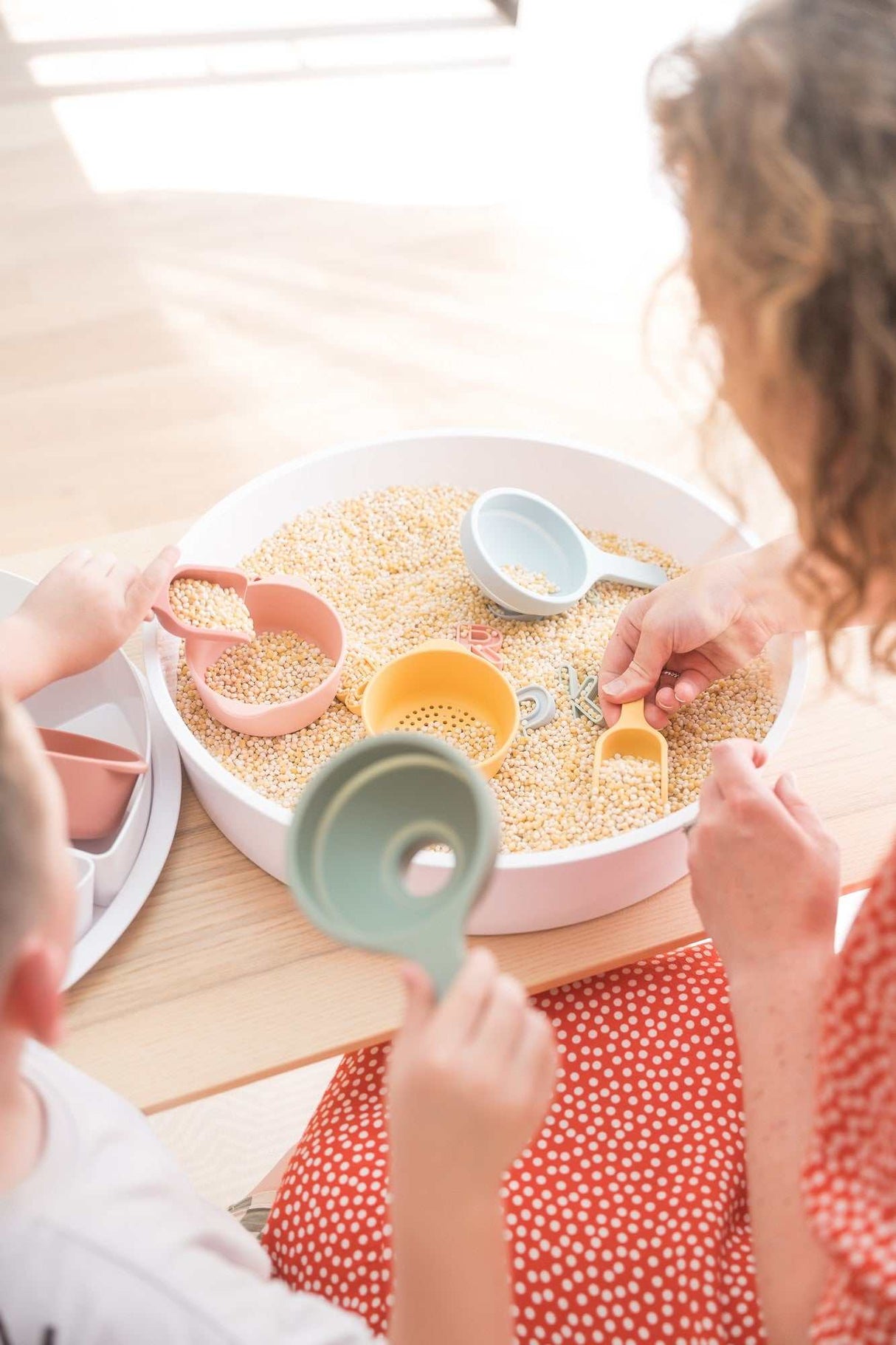 Sensorik Schalen-Set Coral/Yellow aus lebensmittelechtem Silikon für spielerisches Lernen bei Kindern ab 6 Monaten