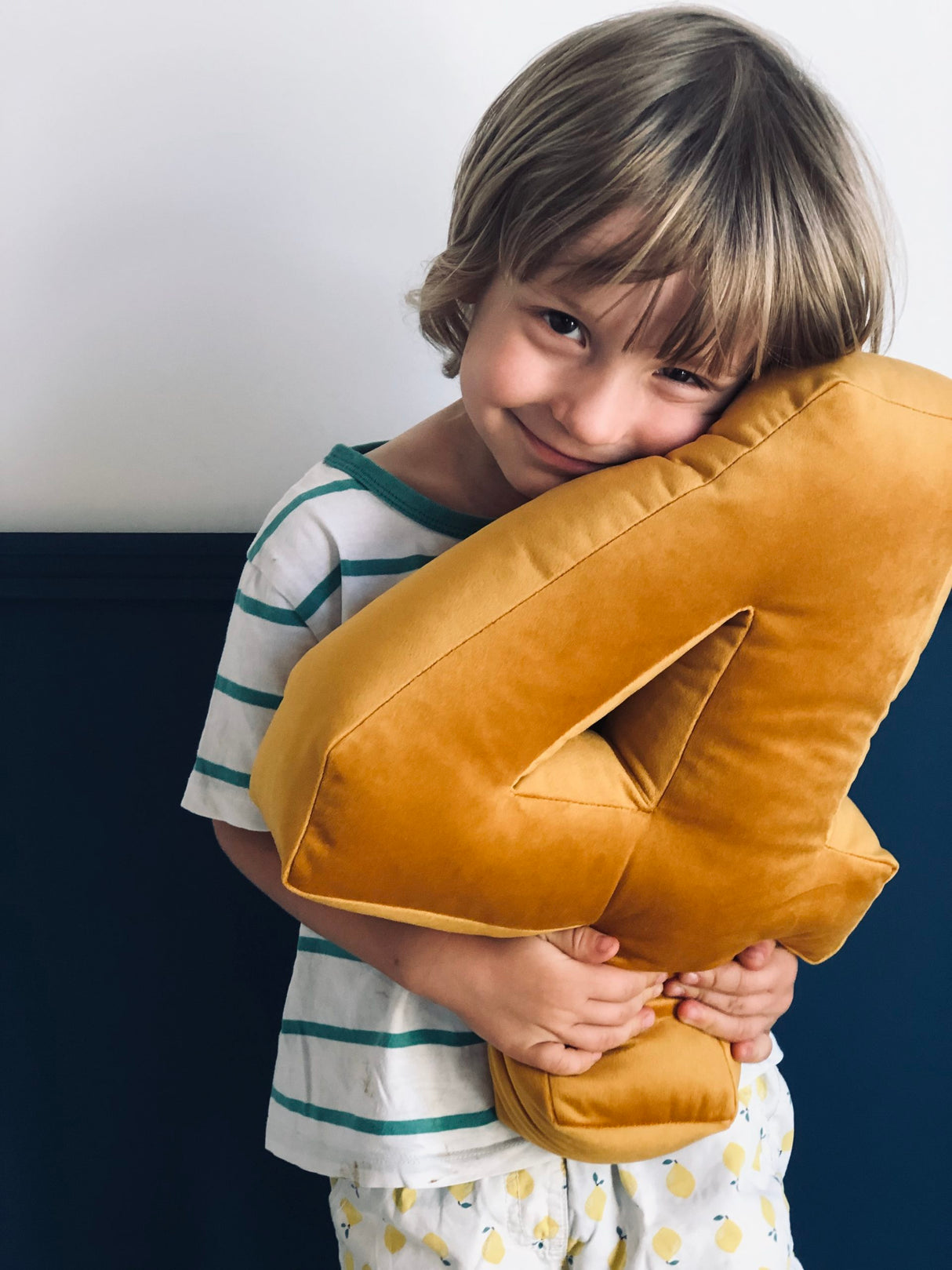 Velourkissen Buchstabe E gelb - korbmayer. ganz besonders. für kinder.