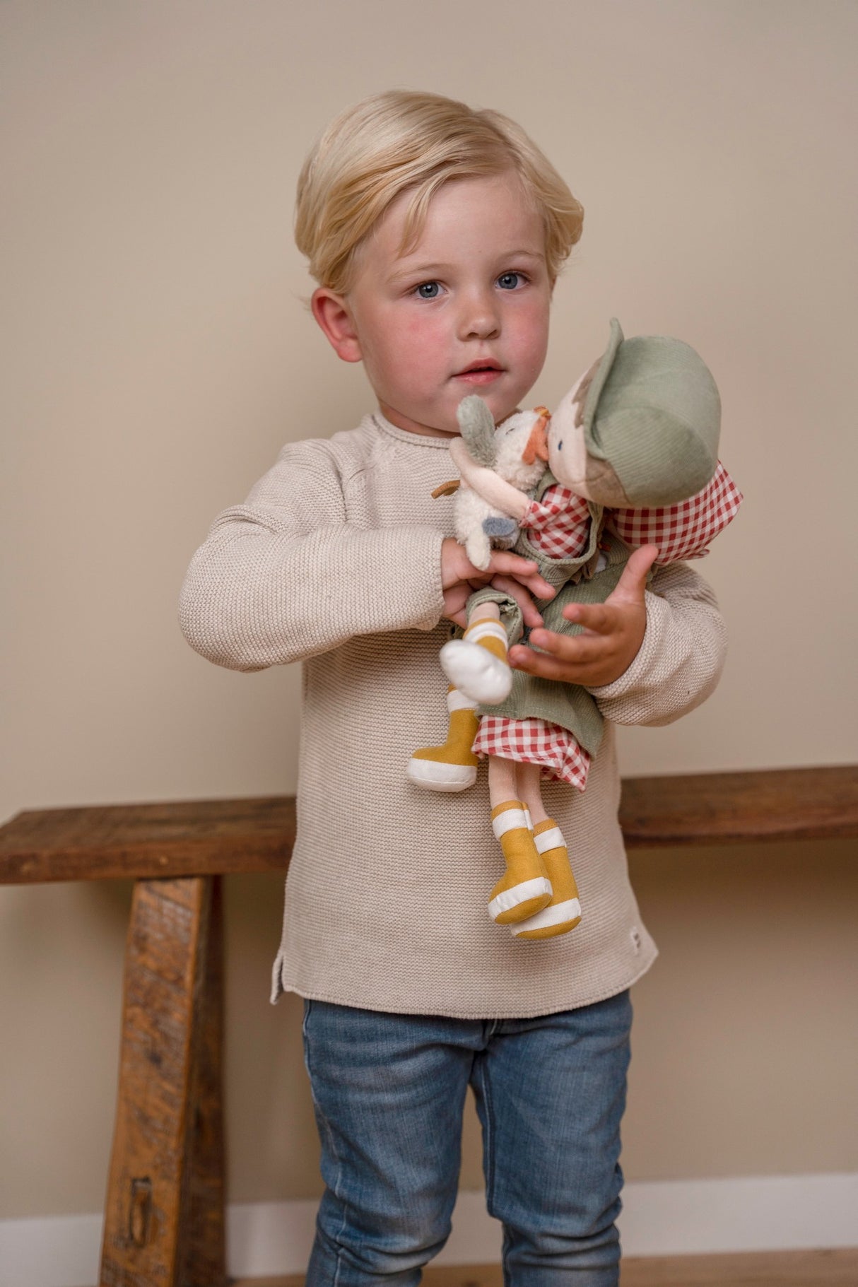 Kuschelpuppe Farmer Jim 35cm mit Huhn - korbmayer. ganz besonders. für kinder.