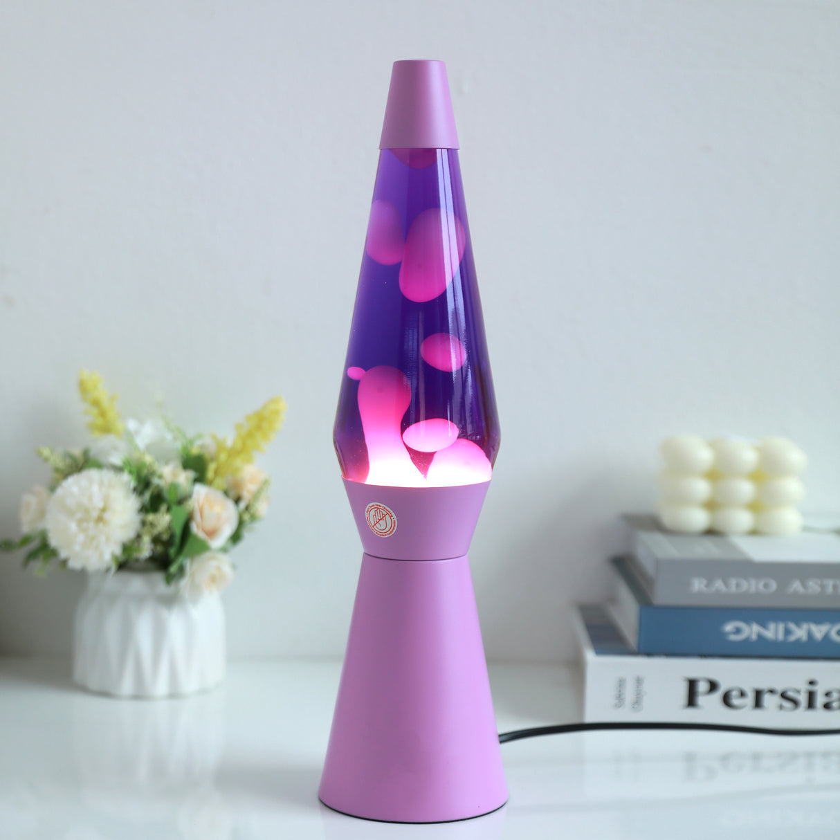 Lavalampe mit violettem Sockel