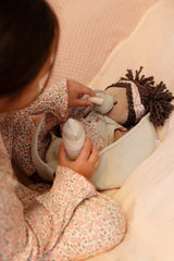 Stoffpuppe Evi im Körbchen