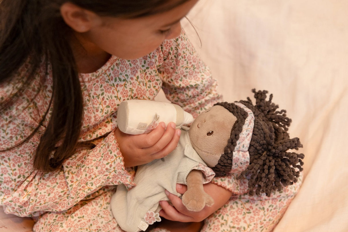 Stoffpuppe Evi im Körbchen