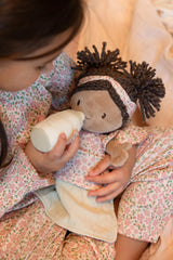 Stoffpuppe Evi im Körbchen