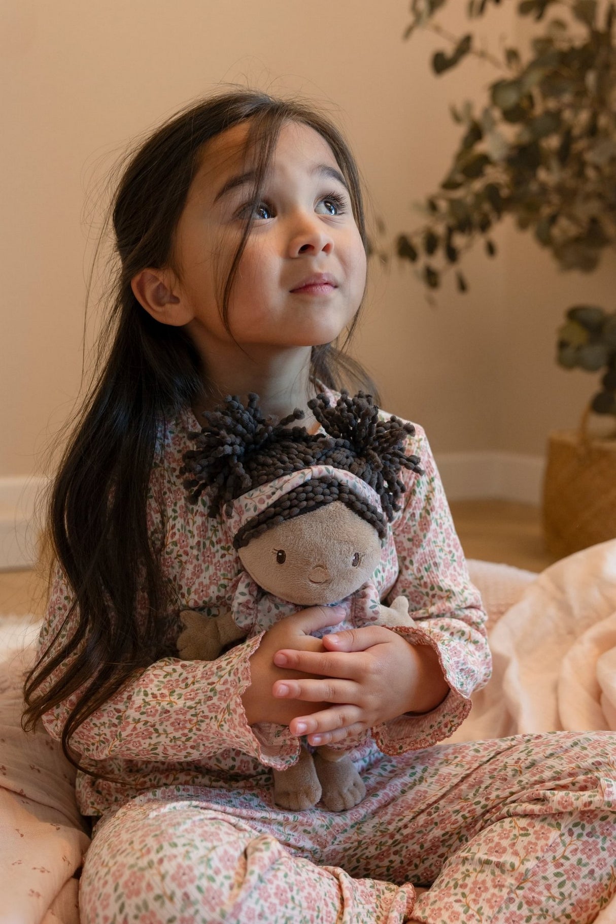 Stoffpuppe Evi im Körbchen