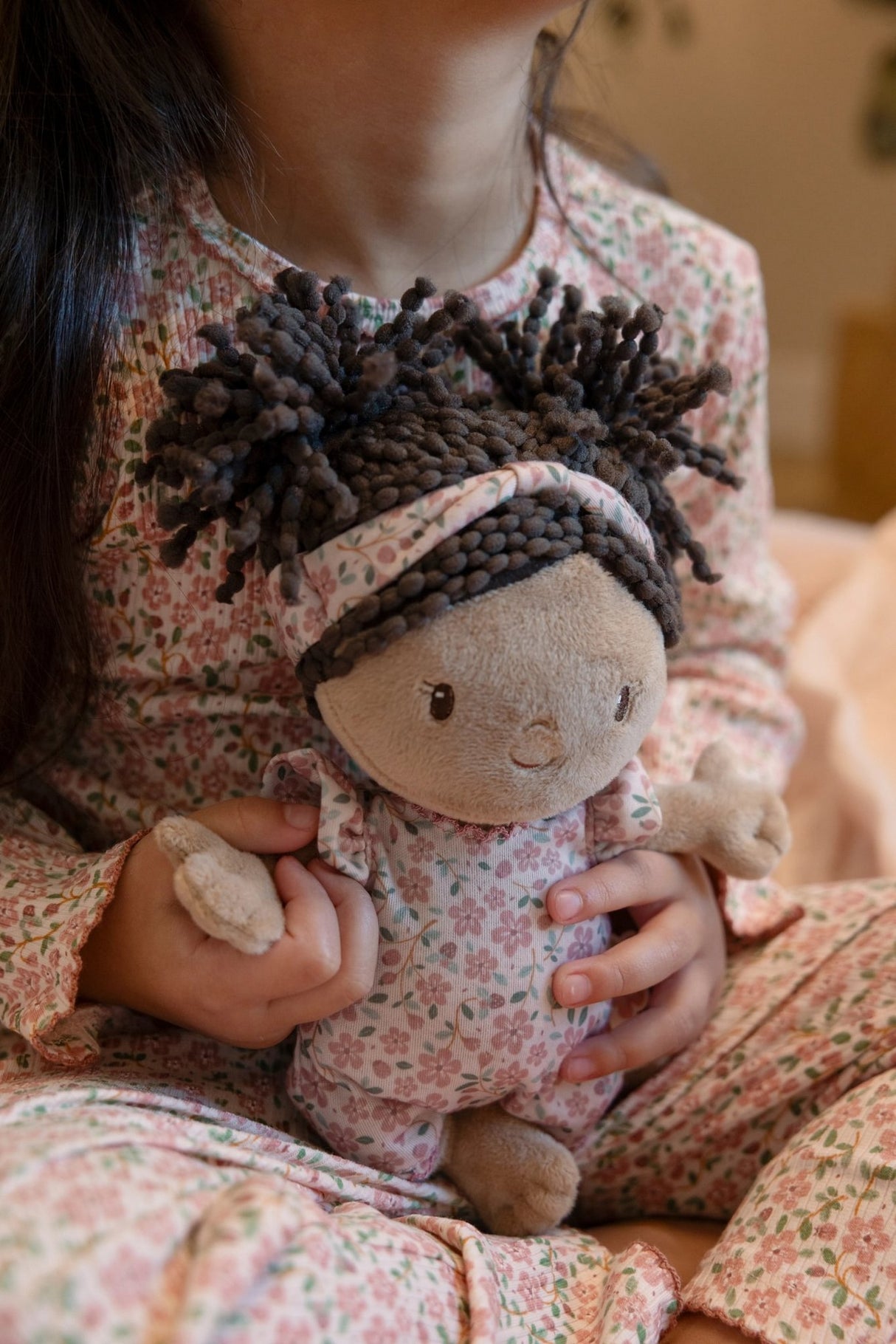 Stoffpuppe Evi im Körbchen