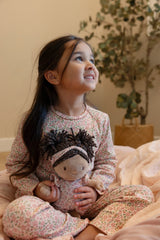 Stoffpuppe Evi im Körbchen